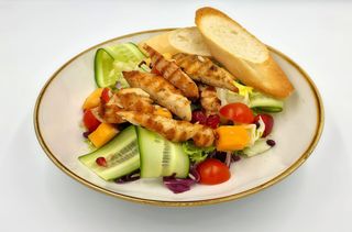 Sałatka z grillowanym kurczakiem z sosem vinegrette 