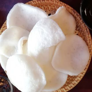 Porcja chipsów krewetkowych