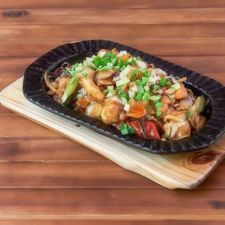 Kurczak z warzywami na gorącym półmisku 