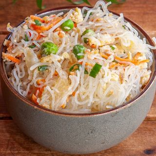 Makaron sojowy zasmażany z warzywami i jajkiem