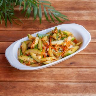 Świeży ogórek z czosnkiem