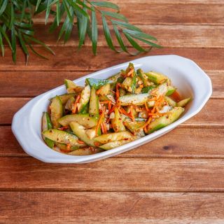 Świeży ogórek z czosnkiem