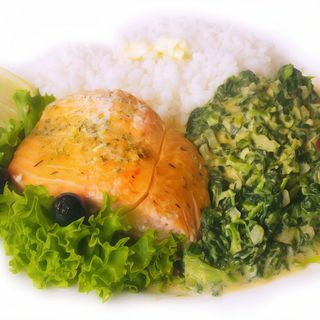 Łosoś ze szpinakiem w sosie śmietankowym z kuskusem