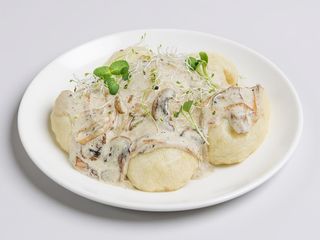 Gałuszki z ziemniakami w sosie pieczarkowym