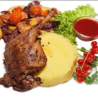 Noga kaczki w sosie wiśniowo-winnym z puree ziemniaczanym i smażonymi warzywami ( burak, cebula i jablłko)