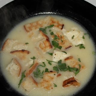 Cebulowo-czosnkowa z grzankami zapiekana serem żółtym