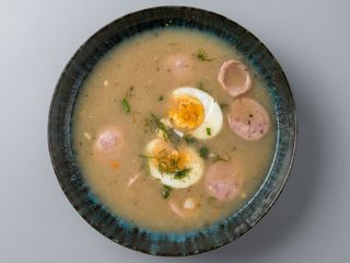 Żurek staropolski z białą kiełbasą i jajkiem
