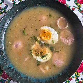 Żurek staropolski z białą kiełbasą i jajkiem