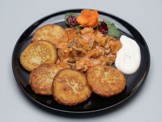 Placki ziemniaczane z jogurtem typu greckiego