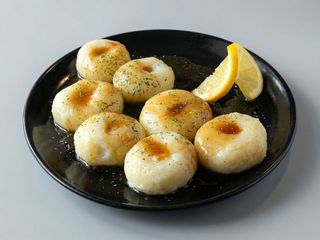 Kluski śląskie ze skwarkami i cebulką