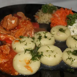 Kluski śląskie z gulaszem