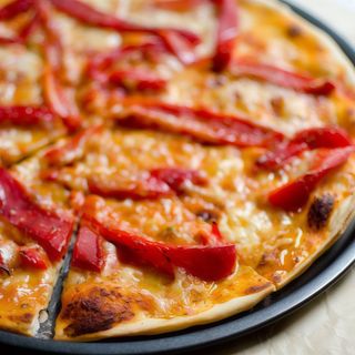 Pizza Kabanosowo 45 cm,sos,ser mozzarella,salami,kabanos,papryka