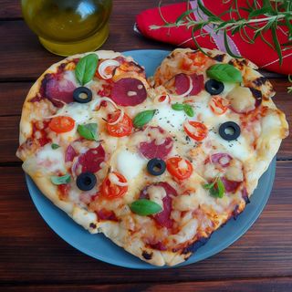 Pizza w kształcie serca 23 cm grube ciasto