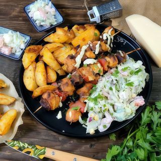 Szaszłyk wieprzowy, ziemniaki, surówka, zupa dnia gratis