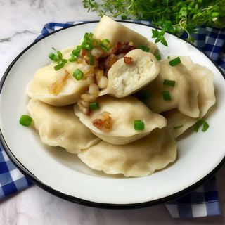 Pierogi ruskie 7 szt ,ziemniaki ,ser, bekon ,przyprawy