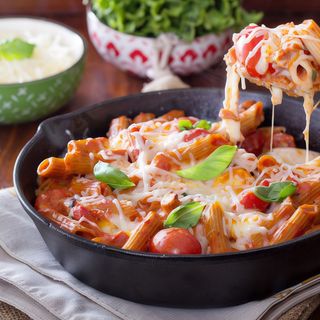 Zapiekanka makaronowa z boczkiem,makaron,boczek,cebula,kiełbasa,sos