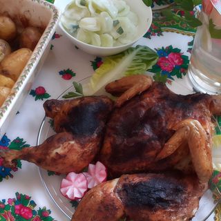 1/2 kurczaka z rożna ,ziemniaki ,surówka