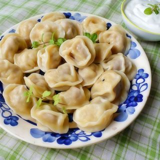 15 szt pielmieni nadziewane kurczakiem z okrasą masła,podsmażana cebulka