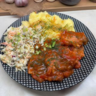 Schab po cygańsku,papryka,ser,cebula,sos,ziemniaki, surówka, zupa