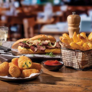 Paluszki z  serem mozzarella 8 szt ,frytki,sos