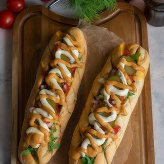 Hot-dog z serem cheddar mega ,bułka 40 cm,parówki 2 szt,ser cheddar,pomidor