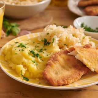 Ryba dorsz filet panierowany pieczony, ziemniaki ,surówka ,zupa