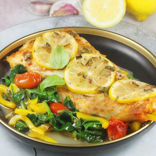 Ryba dorsz panierowany pieczony ,frytki, surówka