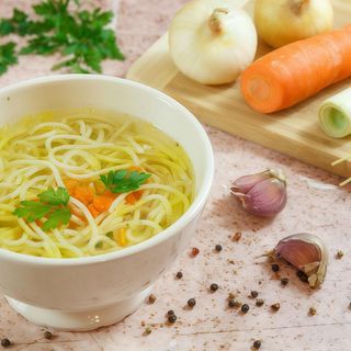 Zupa rosół z makaronem