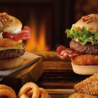 Burger drwala ,mega bułka ,mięso wołowe ,serek topiony, plastry bekonu ,sos