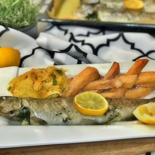 Pstrąg pieczony 1 szt,frytki,surówka