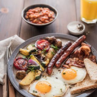 Śniadanie drwala,2 jaja sadzone,boczek 2 szt kiełbaski,ogórek kiszony1sos