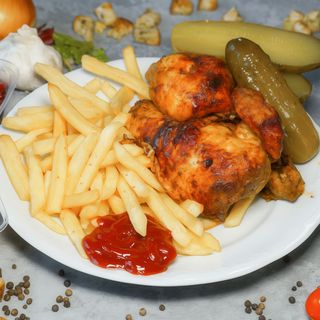 Kurczak z rożna cały 1 szt, frytki, ogórek małosolny
