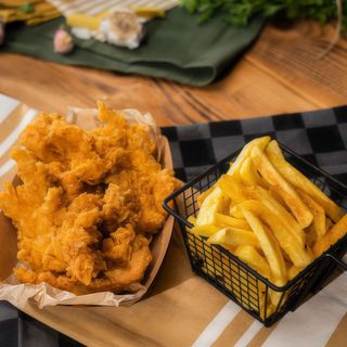 10 szt filet z kurczaka surówka frytki ,0,5 l pepsi, sos do wyboru