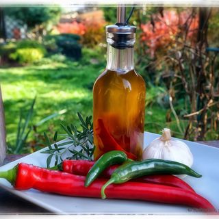 Oliwa  czosnkowa z  chili