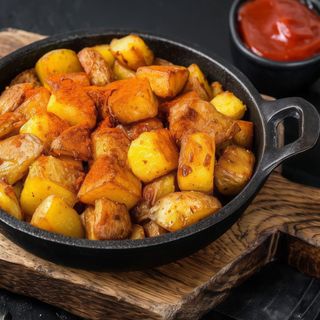 Patatas bravas, cząstki ziemniaczane lekko podsmażane