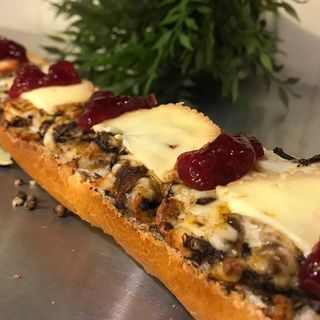 Bagietka po góralsk masło szynka boczek ser cebula żurawina