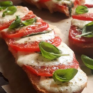 Bagietka  ok 40 cm, ser włoski ,pomidor, masło,sos