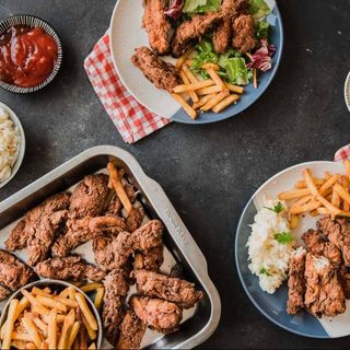 Zestaw,5szt stripsy,5 szt nugetsy,5 szt skrzydełka ,frytki ,surówka, pepsi 0,5 l