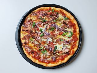 Pizza Gangster 45 cm,ser,bekon,salami,pieczarki,papryczki,tabasco