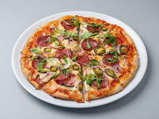 Pizza Morde pali 45 cm ,ser ,kiełbasa, papryczki, cebula ,tabasco