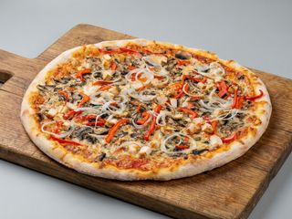 Pizza Pizza farmerska 45cm,ser,bekon,papryka,cebula,pieczarki,kurczak