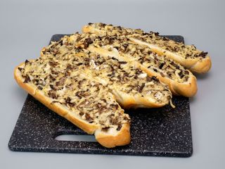 Zapiekanka z pieczarkami mała ,bułka około 20 cm,ser,pieczarki,sos