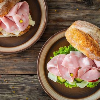 Kanapka Bologna,bułka, mortadella z pistacjami,ser,pesto,pomidor