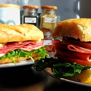 Kanapka z mortadellą włoską, bułką,ser,pesto, pomidor koktajlowy