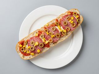 Zapiekanka z salami mega ok 40 cm,ser,salami,sos