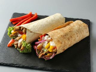 Kebab drobiowy w tortilli 30 cm, kurczak gr ,ogórek , pomidor, surówka, sos