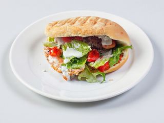 Kebab w bułce pita,200 g mięso drobiowe kebab,pomidor,ogórek, lodowa,sos