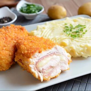 Schab po szwajcarsku z masłem i serem, ziemniaki, surówka, zupa dnia gratis