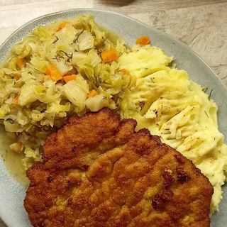 Schab po czesku, ziemniaki, surówka, zupa dnia gratis