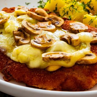 Schabowy po królewsku, ziemniaki, surówka, zupa dnia gratis